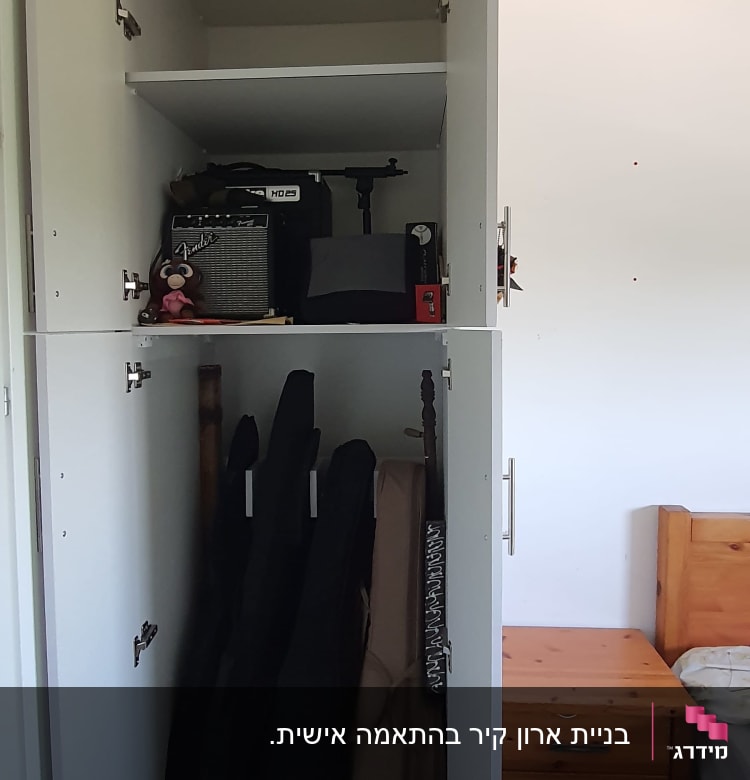 ארון פתוח עם כלי נגינה ותיקים